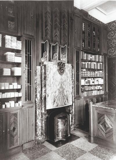 Het art-décointerieur van de tabakswinkel Vander Elst in Antwerpen, ca.1924.