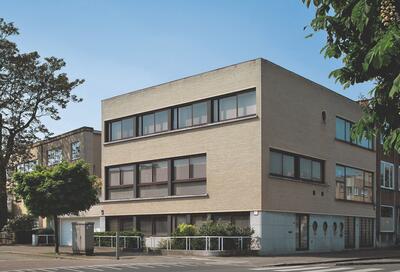 De eigen woning van Léon Stynen met de buurwoning, gebouwd als opbrengsteigendom. Hoewel Stynen in navolging van Le Corbusier wellicht een abstracte, witte gevelafwerking beoogt, dwingen de bouwvoorschriften hem tot een uitvoering in de meer traditionele bak- en natuursteen. Voor het overige is het zogenaamde ‘nieuwe bouwen’ duidelijk aanwezi