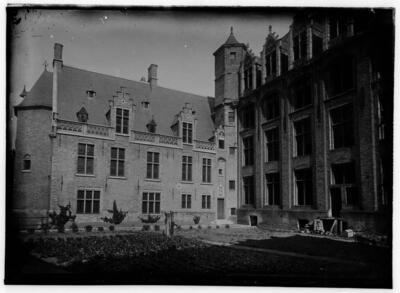 Delacenserie voltooide eerst de restauratie van de Reievleugel. Die is op deze foto uit 1890 afgerond, maar aan de hoofdvleugel wordt nog gewerkt. COLLECTIE STADSARCHIEF BRUGGE