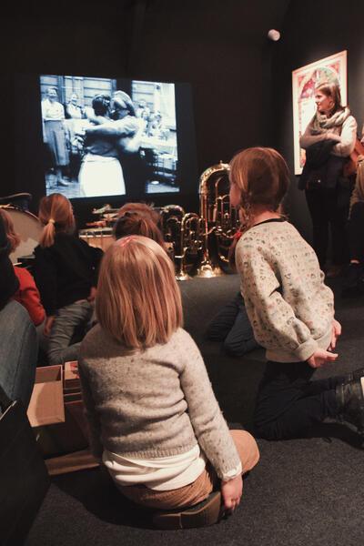 In elke museumkamer is een montage van Jasper Rigole te zien met fragmenten uit de collectie home movies