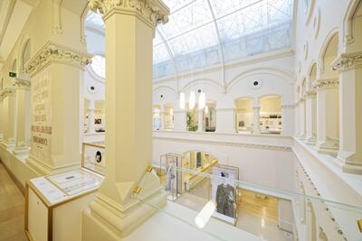 De inkom en de trappenhal van het museum zijn bekroond met glaskoepels