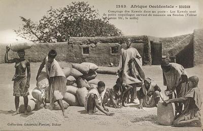 De Franse documentaire fotograaf François-Edmond Fortier (1862-1928) publiceerde meer dan 3.000 postkaarten over West-Afrika. In de jaren 1905-1910 maakte hij een reeks over Soedan. Op deze foto worden kaurischelpen geteld. De waarde toen: 1 Franse frank voor duizend schelpen. MUSEUM VAN DE NATIONALE BANK VAN BELGIË, BRUSSEL