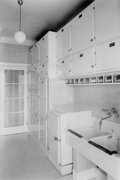 Een moderne Van de Ven-keuken in een appartement van Residentie Elsdonck, 1935