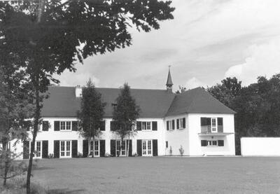 De woning voor zijn goede vriendin mevrouw Vander Elst in Brasschaat is, in tegenstelling tot het plan, klassiek van vorm, 1948.