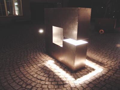 Conrad Willems, C-Light, 2006, metaal en licht, 150 x 150 x 40 cm