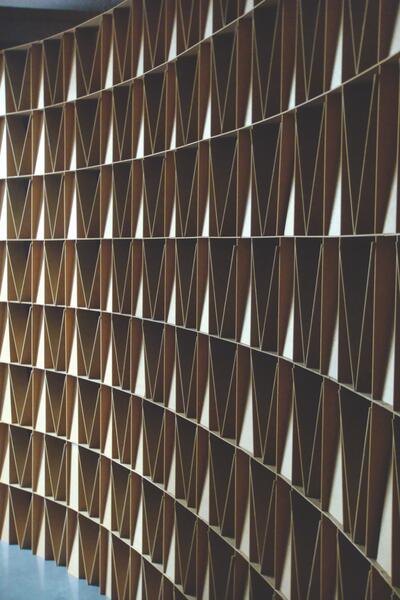 Conrad Willems, Wall of Cards, 2006, 1.700 stukken dunne MDF, elk 10 x 30 x 0,03 cm PRIVÉCOLLECTIE