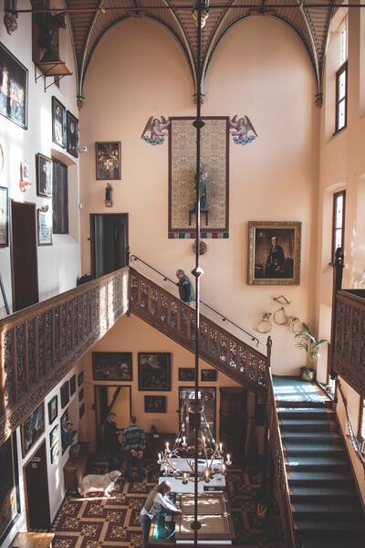 De inkomhal van het kasteel, een huiselijk huis