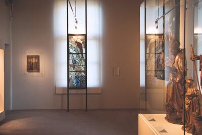 Het gotische glasraam met de Bewening, omringd door een 15de-eeuws paneeltje van een Vlaams primitief met de Kruisiging en prachtige beelden van onder andere Jan Borman II uit het begin van de 16de eeuw
