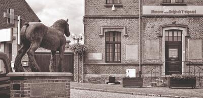 Het Museum van het Belgisch Trekpaard in Vollezele, met op de voorgrond het bronzen standbeeld van de kampioenhengst Brillant (1868-1893) van Ron Deblaere