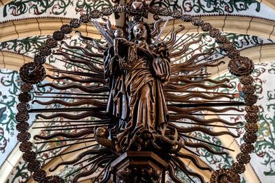De Meester van Elsloo maakte ook het sublieme Marianum in de Sint-Lambertuskerk: Maria met kind zijn omgeven door stralen, vijftig rozen en vijf grote schijven die Christus’ vijf kruiswonden voorstellen. Marianums komen voor in het Maasland, kort voor en na 1500