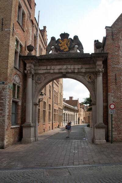 Jules Fonteyne (beeldhouwer), praalboog ter herinnering aan de Eerste Wereldoorlog, Kartuizerinnenstraat, Brugge, inhuldiging 23 september 1929
