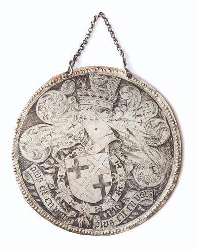 : Zilveren plaquette met het wapenschild van Lodewijk van Gruuthuse, zijn devies Plus est en vous en de ketting van de Orde van het Gulden Vlies, 1461-1492. Mogelijk sierde deze plaquette een boekband. COLLECTIE GRUUTHUSEMUSEUM BRUGGE, INV. X.1974.0054