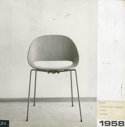 Deze stoel werd ontworpen voor de Wereldtentoonstelling 1958 en geproduceerd door de firma Loral en Elsmoortel. De stoel wordt nog steeds door Bulo op de markt gebracht.