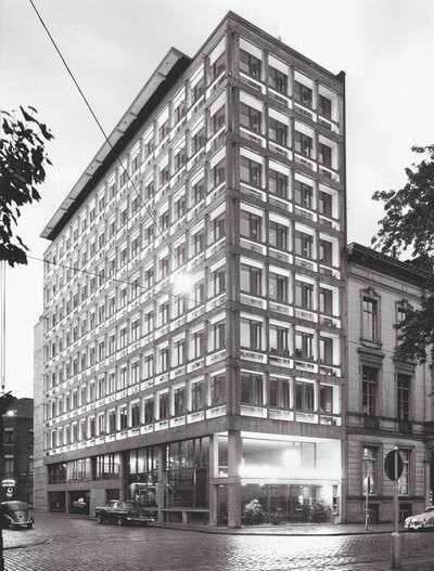 Het kantoorgebouw voor l’Assurance Liégeoise aan de Franrkijklei in Antwerpen, 1962. De strengheid van het raster wordt doorbroken door de dubbelhoge gelijkvloerse verdieping met transparante inkomhal.