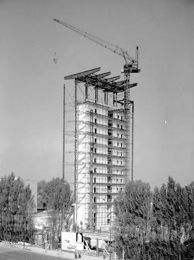De BP-toren met zijn herkenbare hangstructuur in opbouw, ca. 1962.