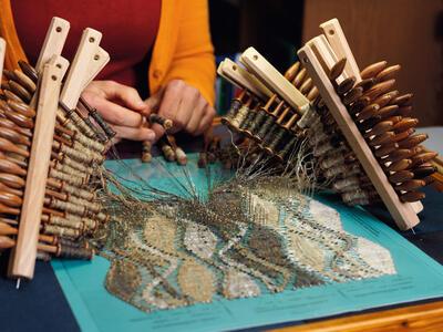 Kantclub Etterjefke geeft de kunde van het klossen van de typische Mechelse kant door