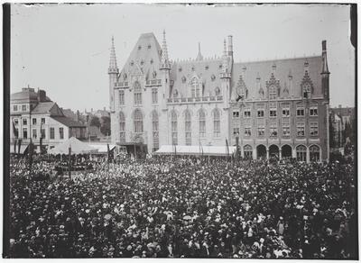 Het nieuwe, neogotische Provinciaal Hof op de Markt, gedeeltelijk voltooid in 1902. Een massa volk is toegestroomd om het bezoek van prins Albert en prinses Elisabeth aan de tentoonstelling Les Primitifs Flamands mee te maken. COLLECTIE STADSARCHIEF BRUGGE