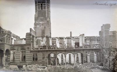 Het Hof van Busleyden in november 1914: een uitslaande brand na beschietingen legde bijna het hele stadspaleis in de as