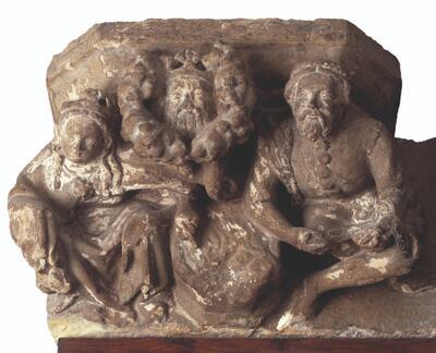 Een van de kraagstenen van het Brugse stadhuis. Het tafereel stelt Tristan en Isolde voor. Isolde wijst haar geliefde Tristan op de aanwezigheid van haar man, koning Mark, die in een boom verstopt zit. COLLECTIE GRUUTHUSEMUSEUM BRUGGE, INV. VI.O.0129