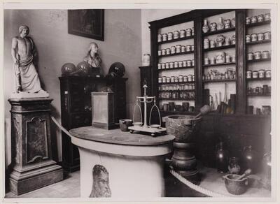 De oude apotheek in het Stedelijk Museum ‘Hof van Busleyden’, Fr. de Merodestraat 65-67, 1929, foto