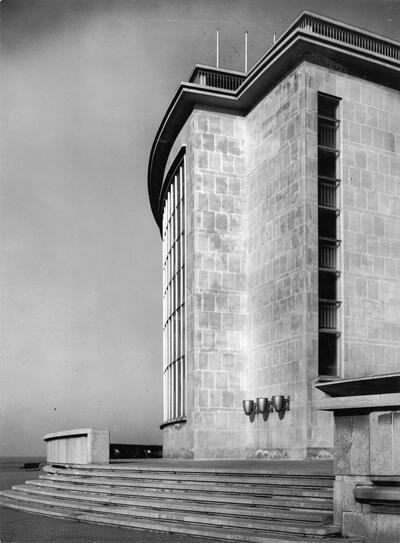 Het casino van Oostende, detail van de gevel langs de zeedijk, 1953