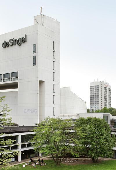 deSingel met op de achtergrond het Esso Motor Hotel (nu Crowne Plaza)