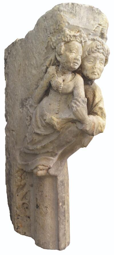 Schoorsteenwang met Tristan en Isolde (?), 1401-1450, Brugge, zandsteen. COLLECTIE GRUUTHUSEMUSEUM BRUGGE, INV. VI.O.0095
