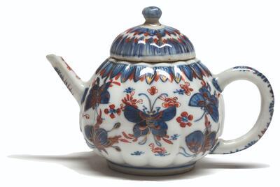 Geribde theepot met vlinders in Imaristijl, 1735-1750, China, porselein. COLLECTIE GRUUTHUSEMUSEUM BRUGGE, INV. XXI.1976.0258