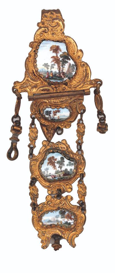 Chatelaine met pastorale taferelen, 1750- 1800, verguld koper en email. BMG.2005