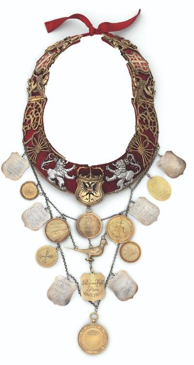 Sireschakel van de Sint-Sebastiaansgilde van Sint-Kruis, circa 1560, Brugge, zilver, messing en textiel. COLLECTIE GRUUTHUSEMUSEUM BRUGGE, INV. X.O.0005