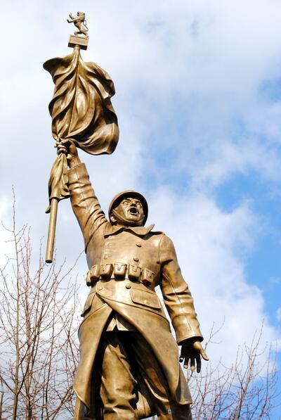 Camille Vande Capelle (beeldhouwer), Karel Van der Beken (architect) en Karel Vindevogel (bronsgieter), monument voor de gesneuvelden van de Eerste Wereldoorlog (detail), Gemeenteplein, Asse, inhuldiging 29 mei 1921
