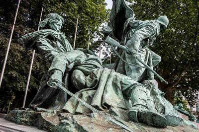 Edward Deckers (beeldhouwer) en Compagnie des Bronzes Bruxelles (bronsgieter), monument voor de gesneuvelden van de Eerste Wereldoorlog, hoek Rubenslei en Van Eycklei aan de rand van het Stadspark, Antwerpen, inhuldiging 21 april 1930