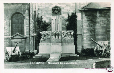 Het Monument des Combattants in Andenne (beeldhouwer Angelo Hecq), ingehuldigd op 26 oktober 1930, toen nog omringd door oorlogstuig