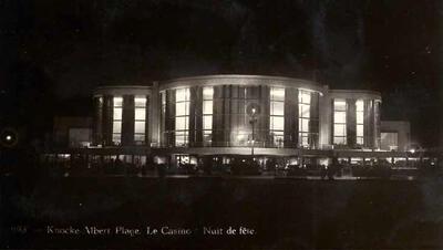 Het casino van Knokke bij nacht, ca. 1930. De constructie uit staal en beton laat grote raamoppervlaktes toe, de plattegrond evolueert naar een grote openheid waarbij de zalen gegroepeerd worden rondom een monumentale centrale trap. Aan de kant van de dijk bieden de zalen een breed open zicht op zee, s’avonds straalt het gebouw aan deze kant als een ware lichtbaken, dankzij de uitgekiende binnenverlichting