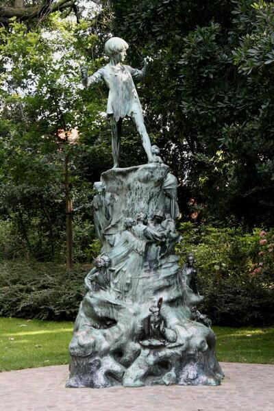 George Frampton, Peter Pan, exacte kopie in 1924 door de kunstenaar aan de stad Brussel geschonken, ter herinnering aan de vriendschapsbanden tussen kinderen van België en Groot-Brittannië, Egmontpark, Brussel