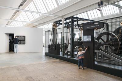 Ontdek hoe een stoommachine een metaalatelier aandrijft