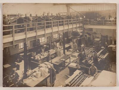 Interieur met personeel van drukkerij Erasmus in Ledeberg ca. 1930.