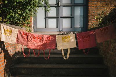 Ecoprint: met planten uit de museumtuin 33 wordt textiel plantaardig geverfd.