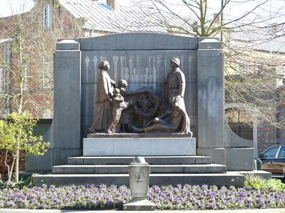Geo Verbanck (beeldhouwer), gedenkteken voor de gesneuvelde soldaten en burgerlijke slachtoffers, Heldenplein, Dendermonde, inhuldiging 27 juli 1924