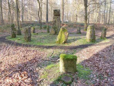 Richard Viandier (beeldhouwer), gedenkteken in de vorm van een cromlech voor de 11 gesneuvelde boswachres, Grasdellepad, Zoniënwoud, Ukkel, inhuldiging 30 mei 1920