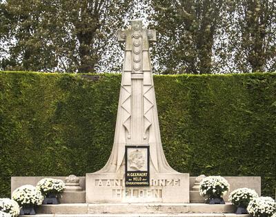 Pieter-Jan Braecke (beeldhouwer), portretmedaillon van Hendrik Geeraert, ‘de held der overstroming’, in 1925 geïntegreerd in de gedenkzuil voor de militaire doden en oud-strijders (architect: Ferdinand Schoup), stedelijke begraafplaats, Nieuwpoort