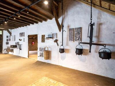 Installatie De magere keuken versus de vette keuken in het woonstalhuis uit Vorselaar, Openluchtmuseum Bokrijk