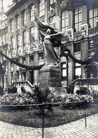 Charles Samuel, De Brabançonne, origineel in stuc op de Grote Markt in Brussel ter gelegenheid van de Blijde Intrede van koning Albert I op 22 november 1918