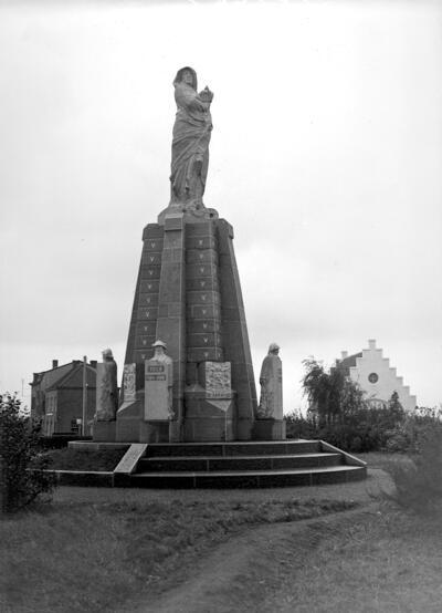 Pieter Braecke, IJzergedenkteken, Sluizencomplex, Nieuwpoort, inhuldiging in het eeuwfeestjaar 1930