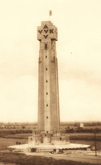 De IJzertoren in 1930 nog zonder de beelden van Karel Aubroeck