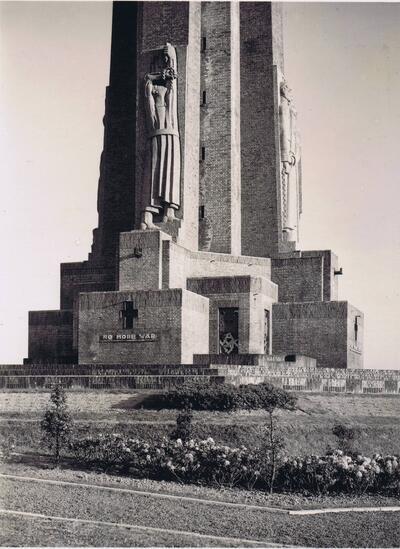 De IJzertoren in 1931 met de beelden van Karel Aubroeck