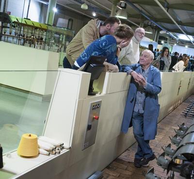Gepensioneerde vakmensen, vrijwilligers en museummedewerkers houden de spin- en weefmachines draaiende.
