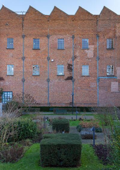 Zijgevel van het Industriemuseum met museumtuin.
