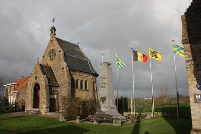 Het Onze-Lieve-Vrouwehoekje in Stuivekenskerke (Diksmuide) met de kapel Onze-Lieve-Vrouw ter Zege (1925) en het monument voor de gesneuvelden van de 1ste en 2de bataljons karabiniers ‘wielrijders’
