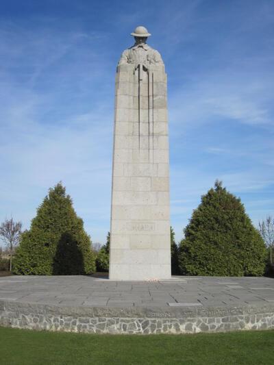 Frederick Chapman Clemesha, The Brooding Soldier, monument voor de Canadese soldaten die het leven lieten tijdens de Tweede Slag om Ieper, Vanvouver Corner, Sint-Juliaan (Langemark-Poelkapelle), inhuldiging 8 juli 1923